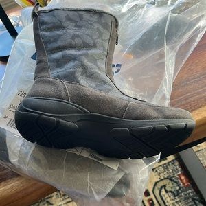 Lands End insulated boot. 8 1/2 new with tags